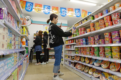 上海街头现“空包装”超市 按原价销售人气爆棚